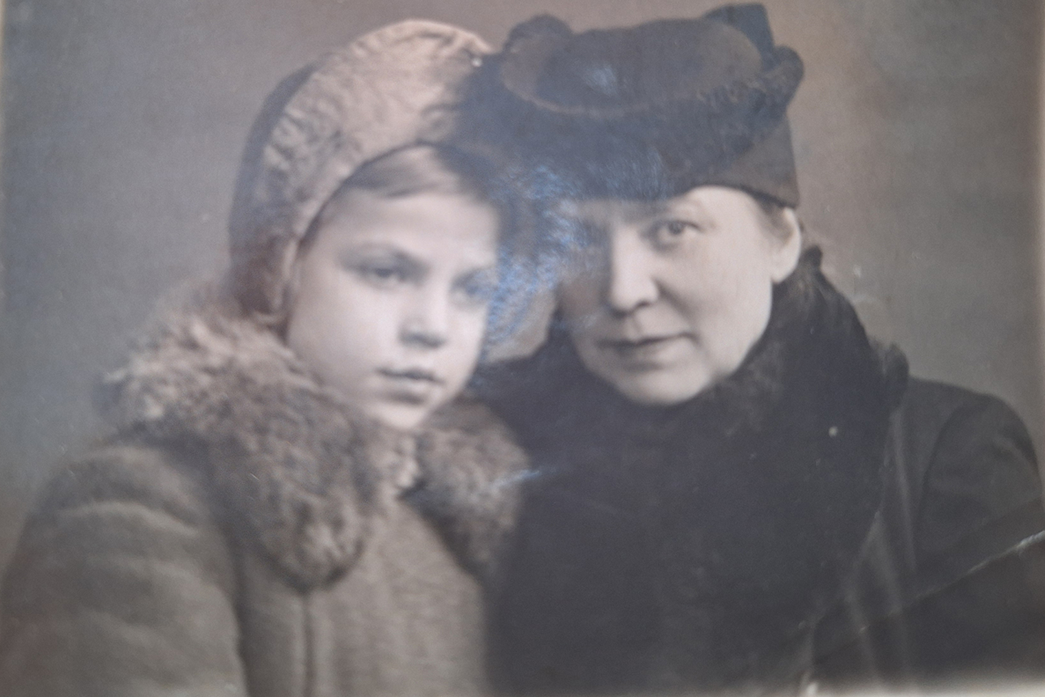 Мама с бабушкой, 1949 год
