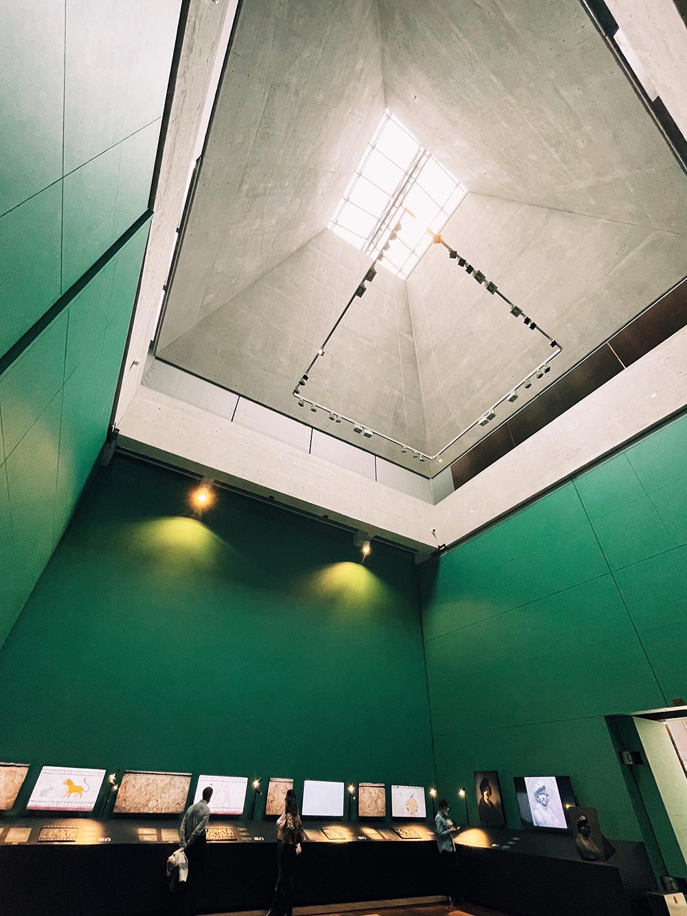 Слева на фото — Главный штаб Эрмитажа, в залах которого фотогеничный цвет стен, высокие потолки и массивные двери. Справа — остров Новая Голландия осенью