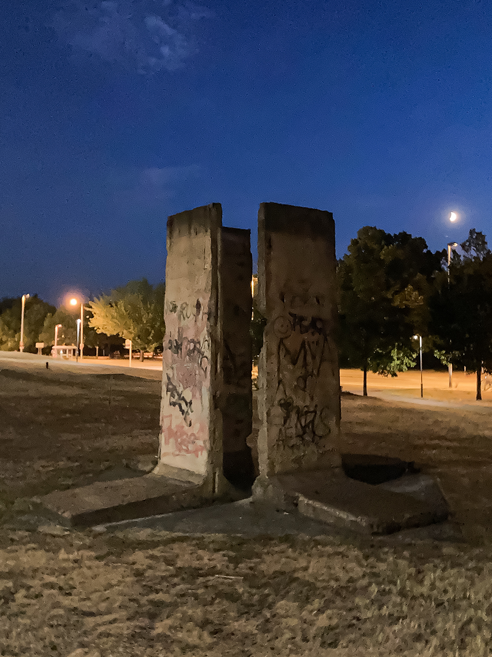 Рядом с ним стоит остаток Берлинской стены, который перевезли сюда в 2011 году