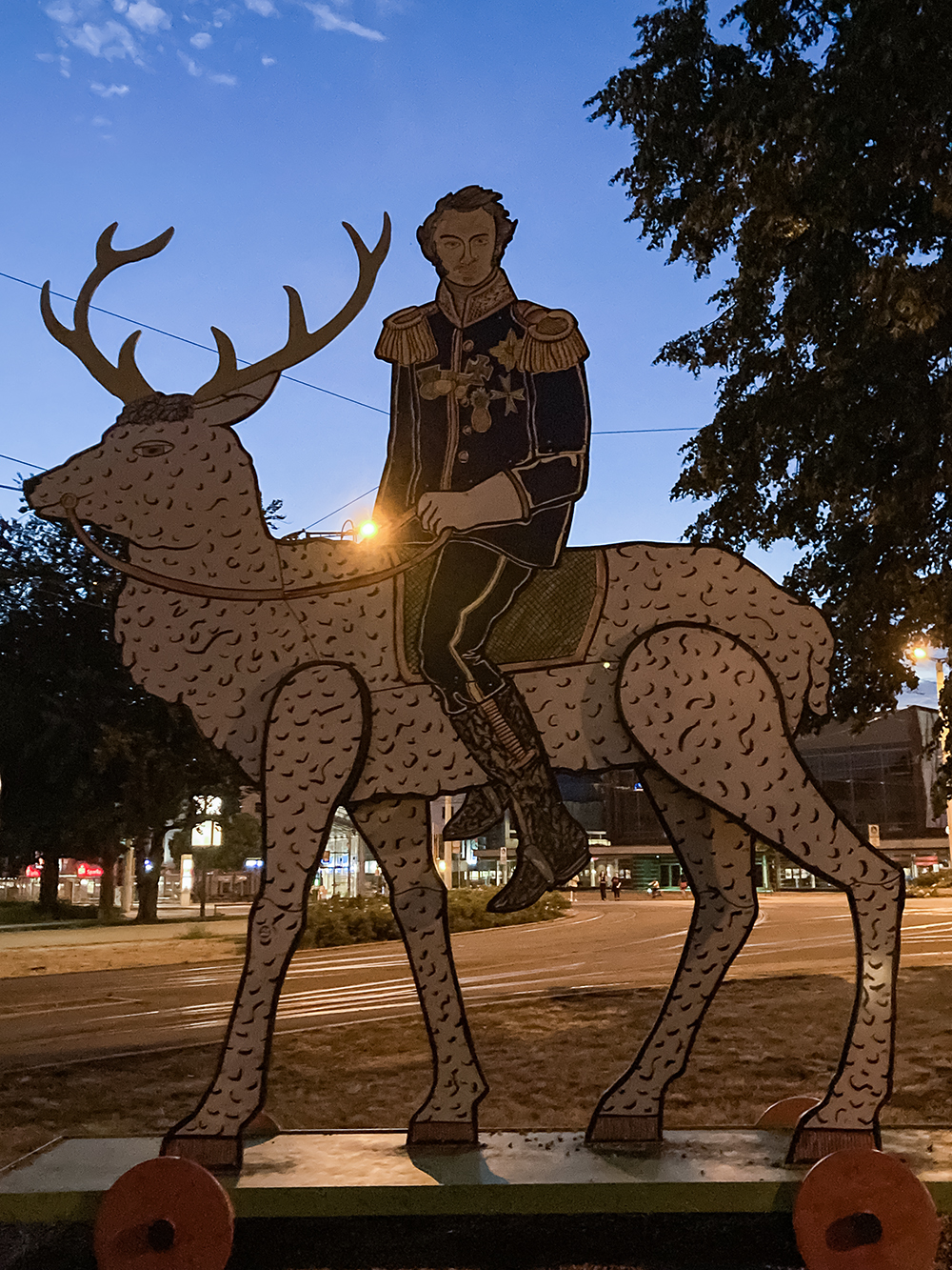 В Котбусе много необычных памятников. Это князь Пюклер на олене. Под Котбусом расположено его поместье, а еще в честь него назвали трехслойное мороженое