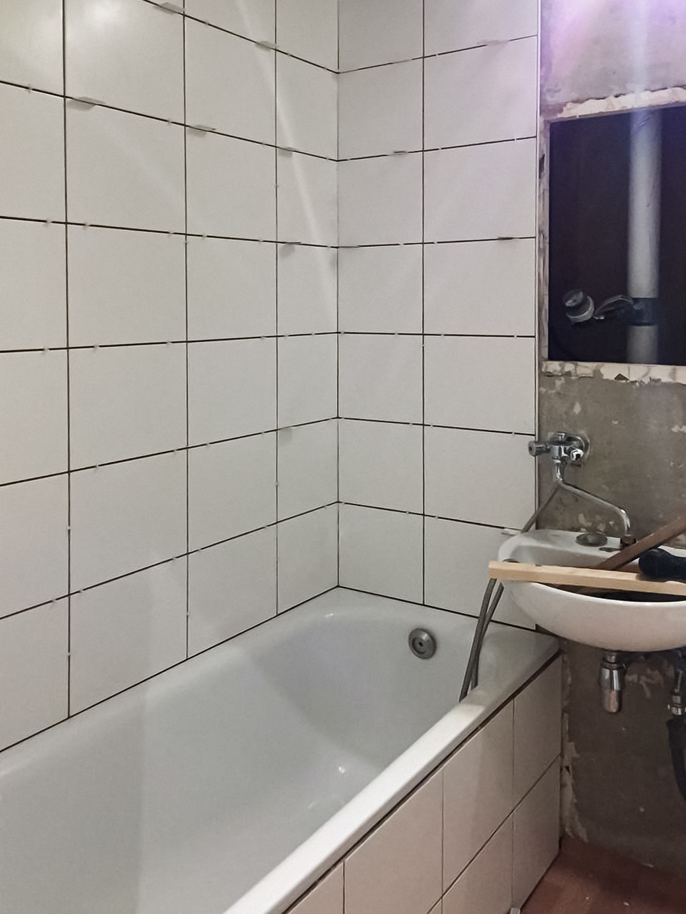 Когда обои заменили на простую белую плитку, в ванной стало гораздо светлее и просторнее