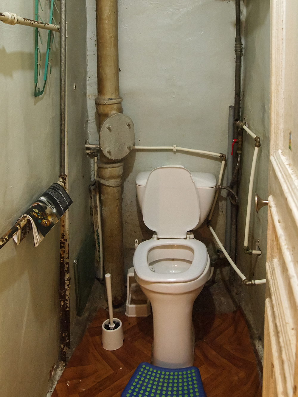 Так раньше выглядел туалет. Советские трубы — один из основных недостатков старого фонда. Далеко не всегда их можно с легкостью заменить