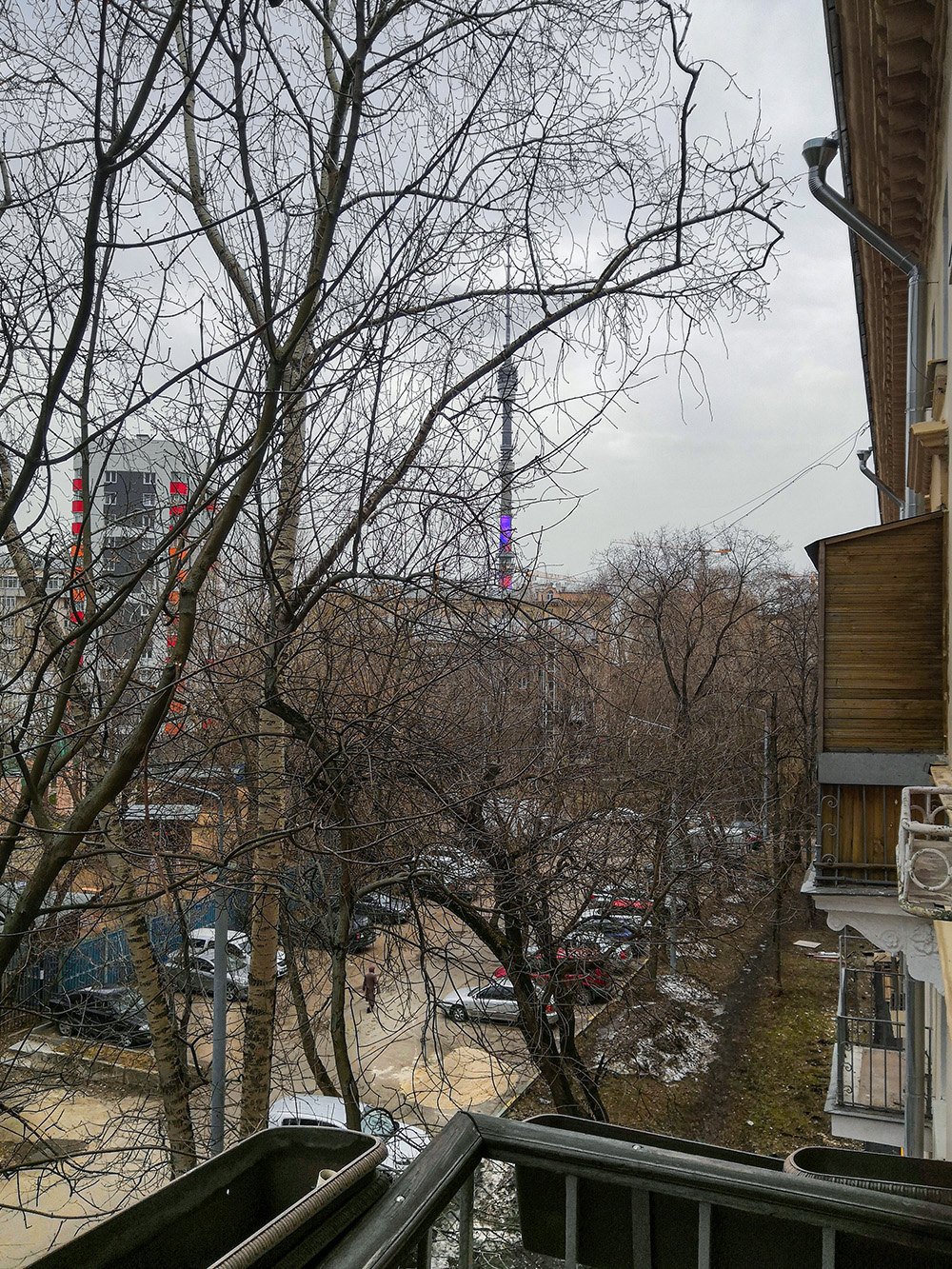 Такой вид открывается с нашего балкона. Зимой он серый и мрачный, но летом и в солнечную погоду красиво