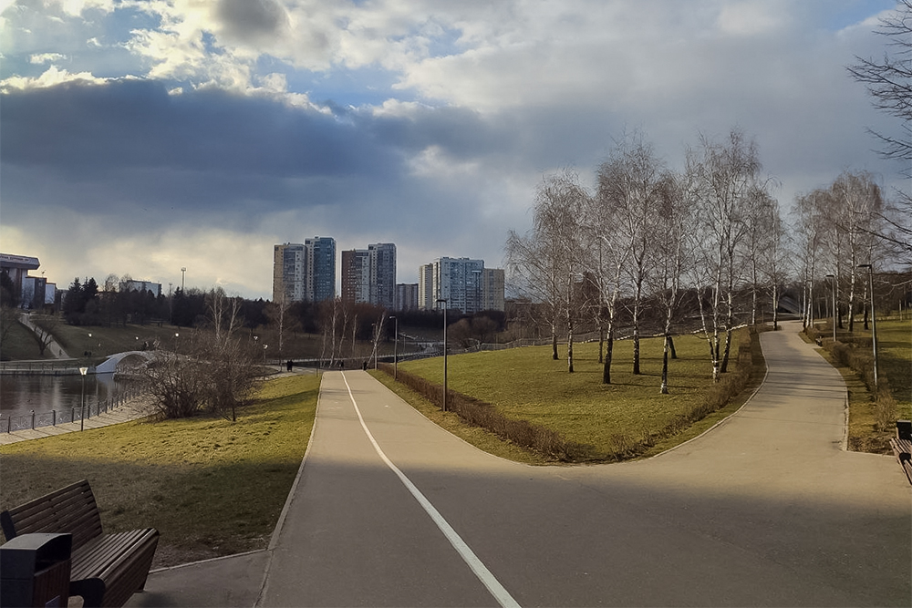 Парк Олимпийской деревни весной