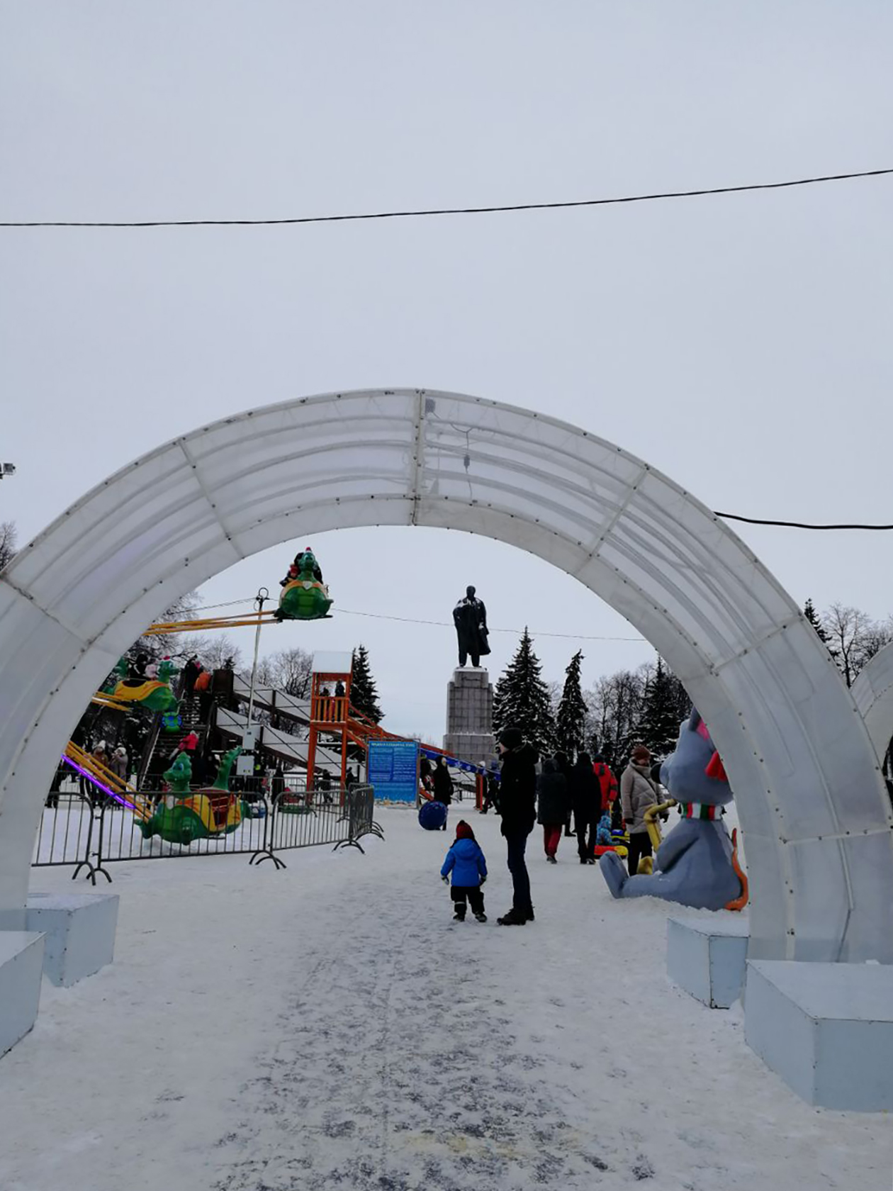 Зимняя Соборная площадь, где стоит памятник Ленину
