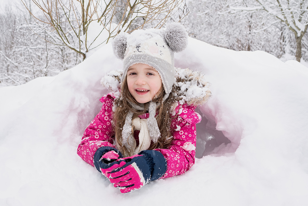 Если позволяет снежный покров, в сугробах можно строить целые лабиринты. Фото: nieriss / Shutterstock