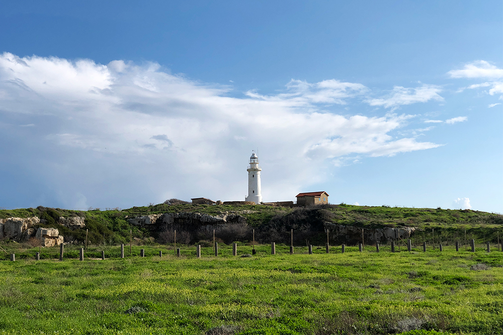 Вид на маяк с пляжа Lighthouse. За ним находится амфитеатр в археологическом парке. Фото: Света Савина
