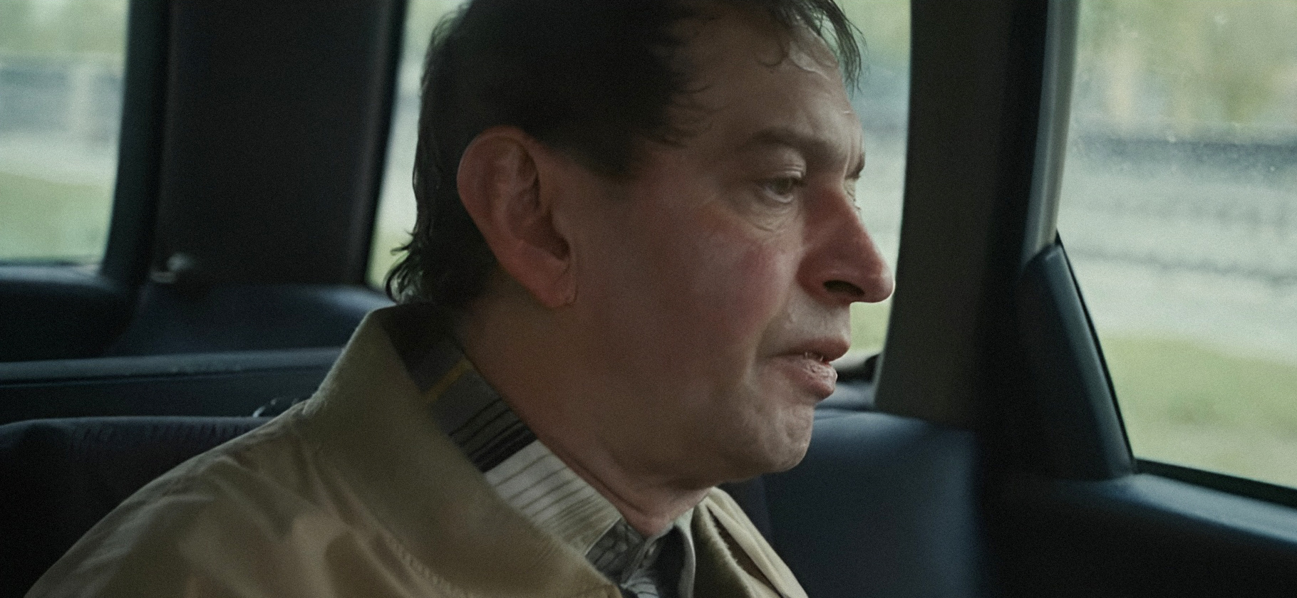 В цифре вышел фильм «Здесь был Юра» — с Константином Хабенским в роли нейроотличного родственника