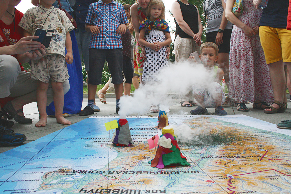 На фестивале TripSecrets в июле 2017 года. Дети создают из пластилина и других материалов макеты реальных вулканов Камчатки. А мы расставляем их на огромную карту Камчатки и проводим настоящие извержения
