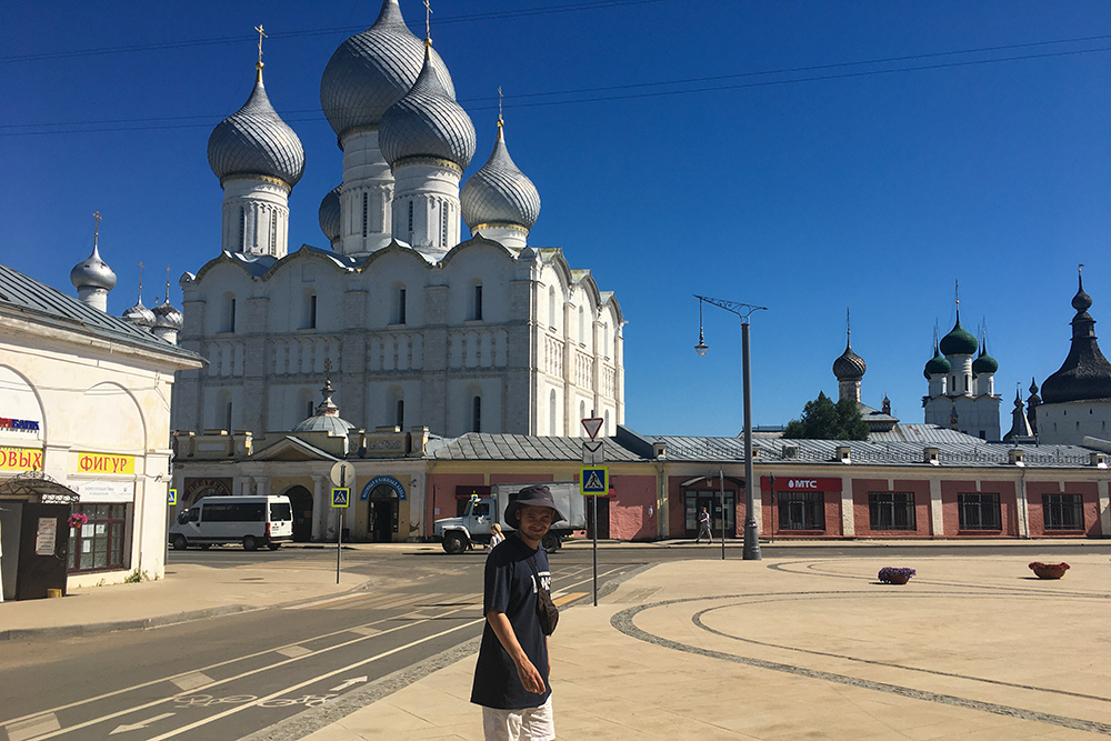 Миша на главной площади Ростова. На фоне — кремль
