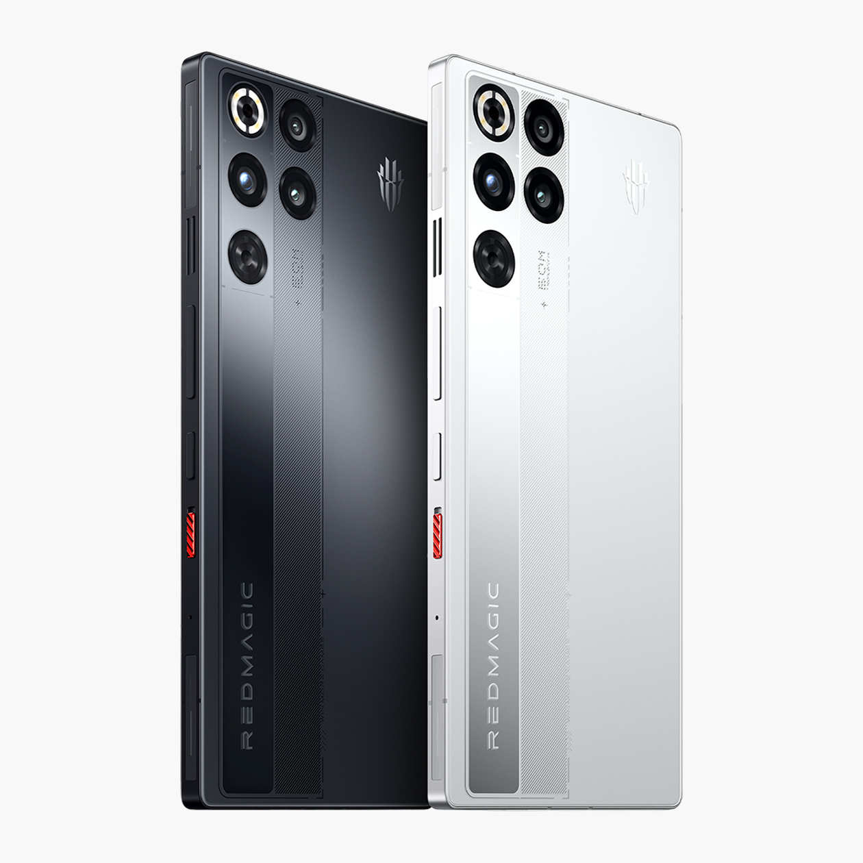 Также смартфоны вышли в непрозрачном черном и серебристом корпусе