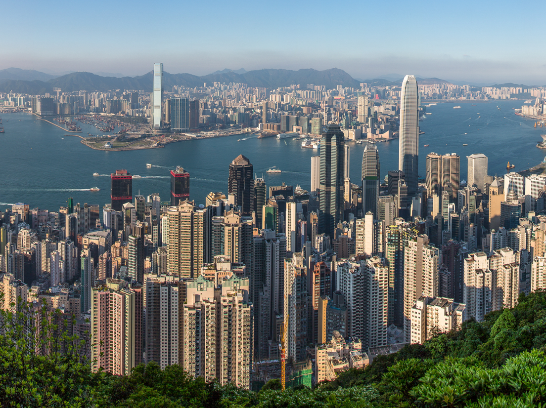 Вид на Гонконг с высоты, фигура Брюса Ли на Аллее звезд и статуя Большого Будды на острове Лантау фото