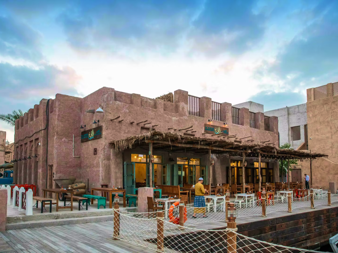 Ресторан Al Fanar в районе Аль-Сиф, Дубай