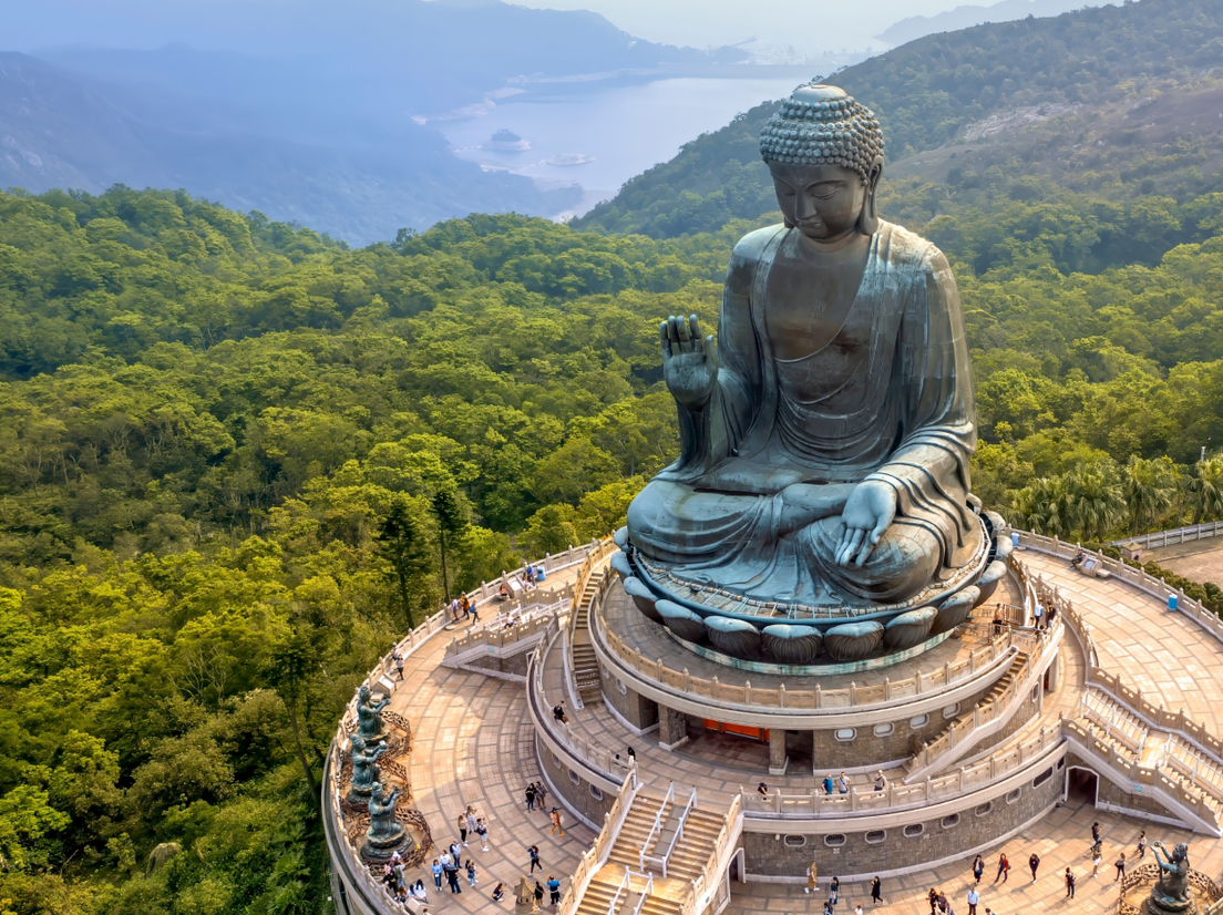 Вид на Гонконг с высоты, фигура Брюса Ли на Аллее звезд и статуя Большого Будды на острове Лантау фото