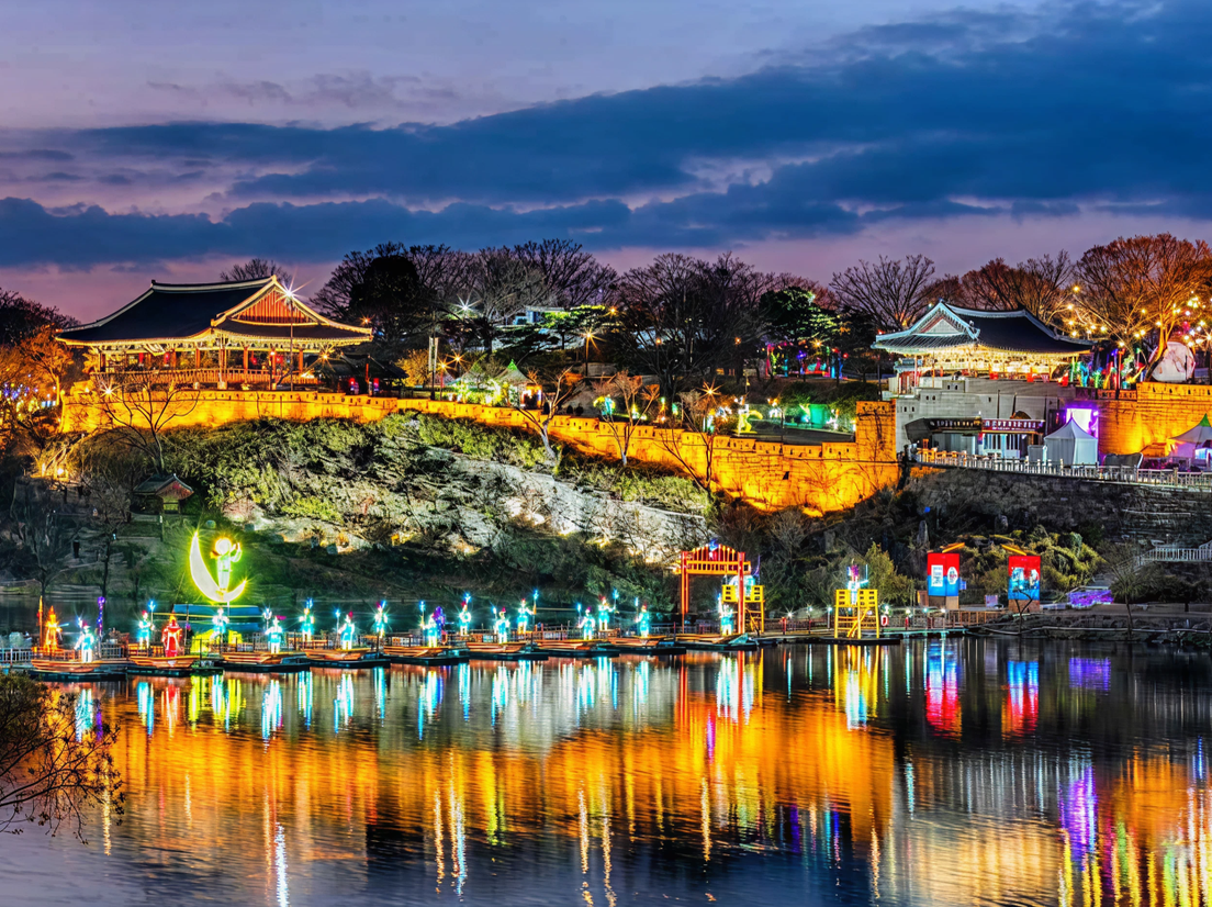 Фестиваль фонарей у реки Намган