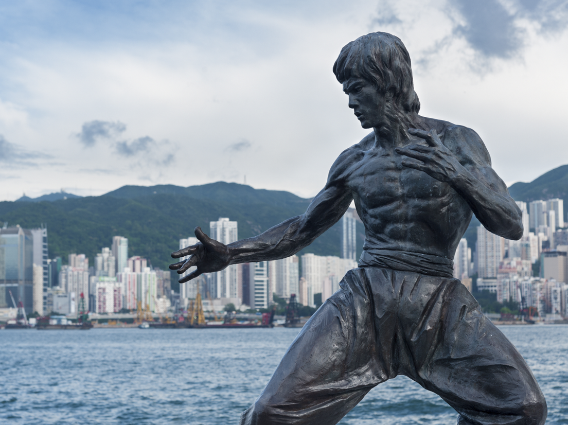 Вид на Гонконг с высоты, фигура Брюса Ли на Аллее звезд и статуя Большого Будды на острове Лантау фото