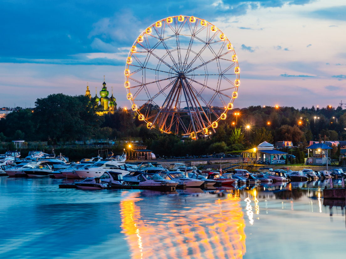 Вид на колесо обозрения «Золотое кольцо», Ярославль